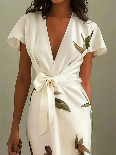 Robe midi ajustée en satin avec manches courtes et motif à feuilles blanches