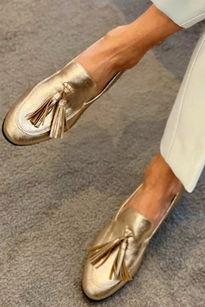 BEATRICE | LOAFERS EN OR AVEC GRIFFES MÉTALLIQUES ET POMPONS