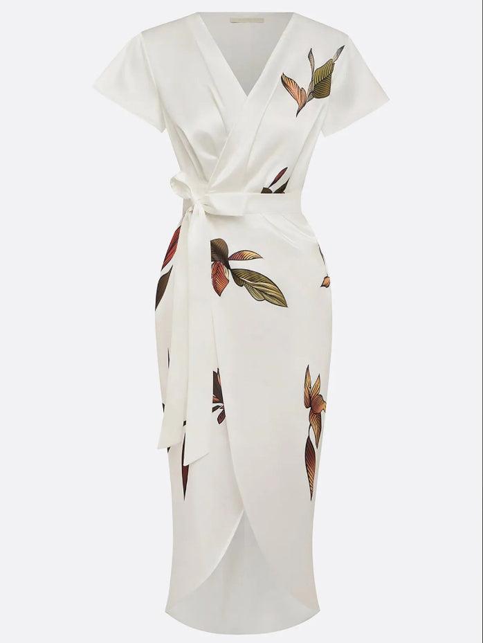 Robe midi ajustée en satin avec manches courtes et motif à feuilles blanches