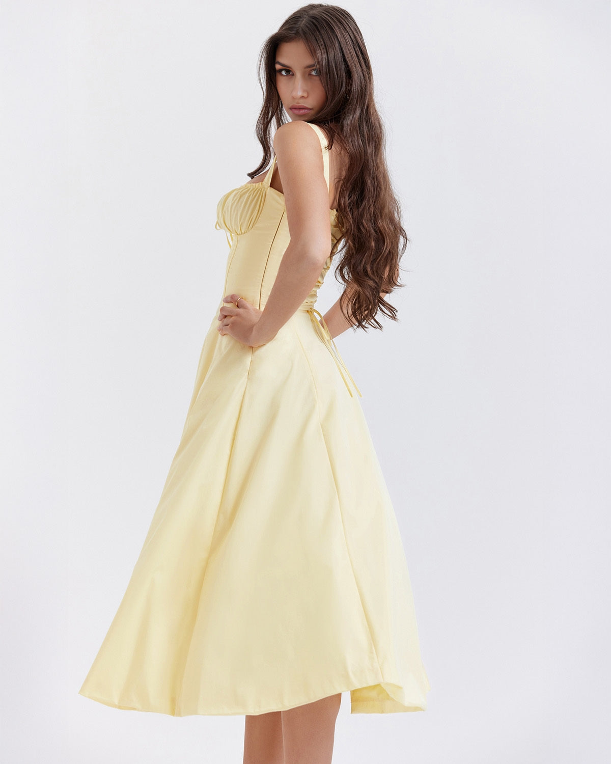 Aurora – Robe Mini au Charme Moderne