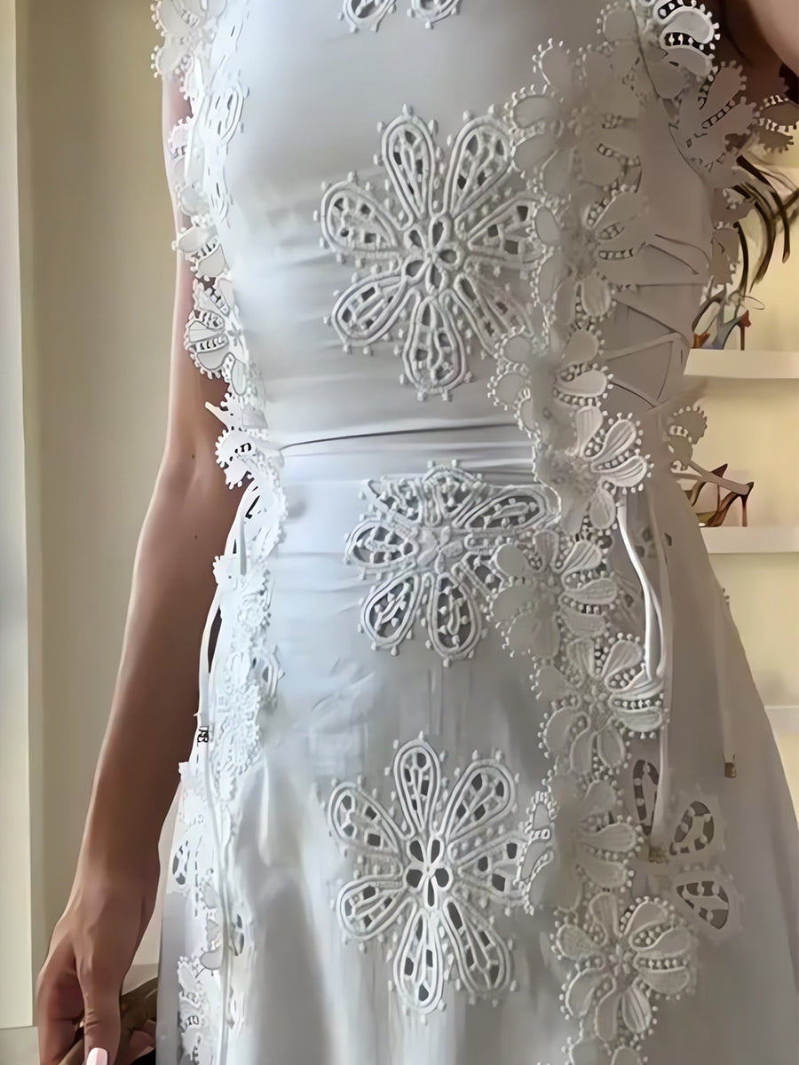 Éliora – Robe longue avec bretelles nouées et motif floral en dentelle