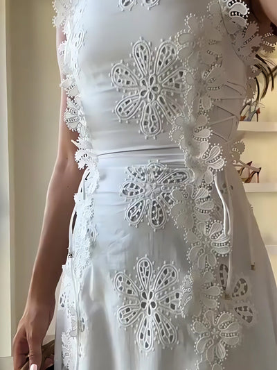 Éliora – Robe longue avec bretelles nouées et motif floral en dentelle