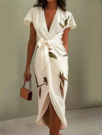 Robe midi ajustée en satin avec manches courtes et motif à feuilles blanches
