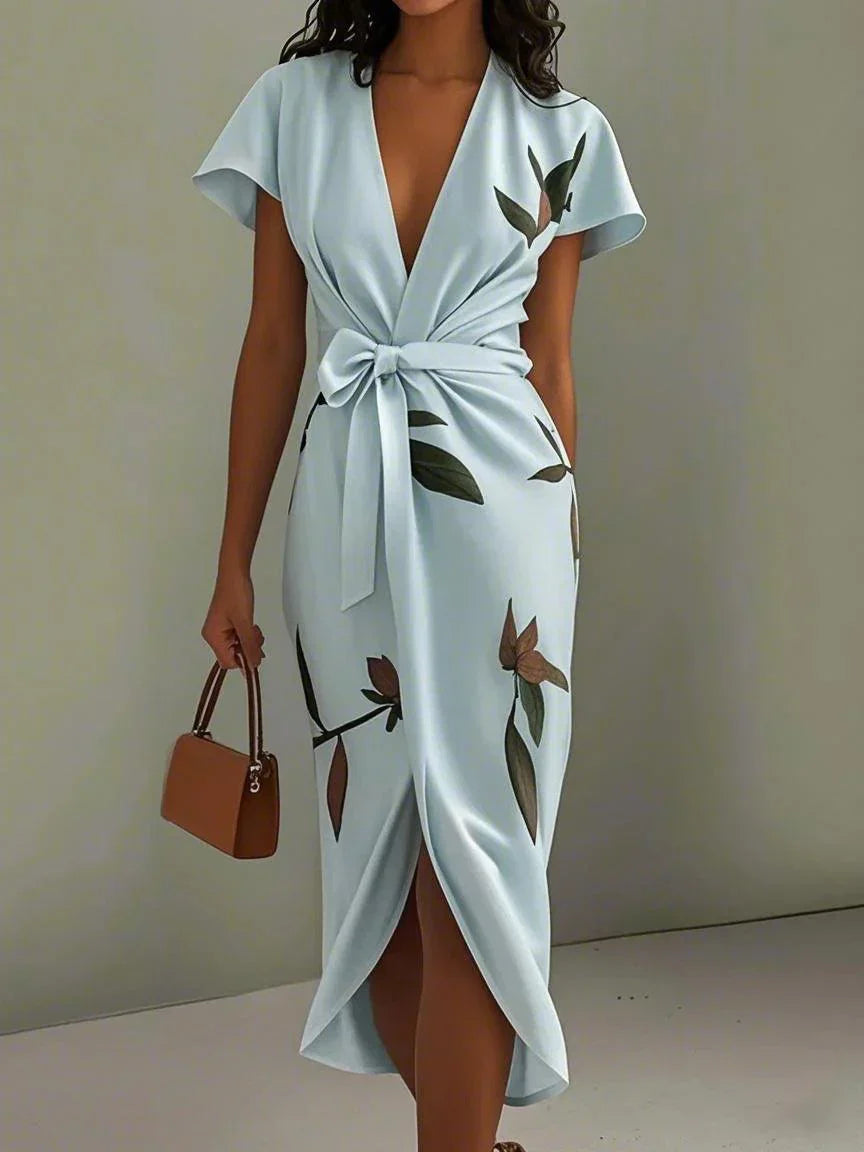 Robe midi ajustée en satin avec manches courtes et motif à feuilles blanches