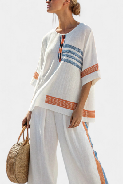 Ensemble ethnique Daisy en blanc avec des détails rayés en bleu et orange – style unique et vibrant