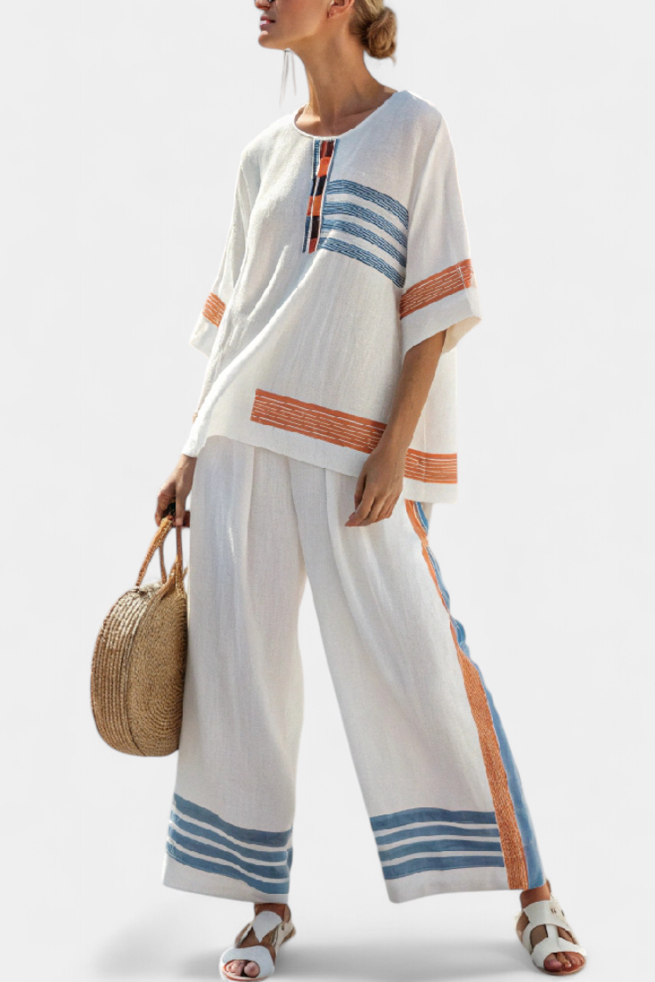 Ensemble ethnique Daisy en blanc avec des détails rayés en bleu et orange – style unique et vibrant