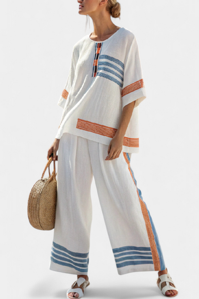 Ensemble ethnique Daisy en blanc avec des détails rayés en bleu et orange – style unique et vibrant