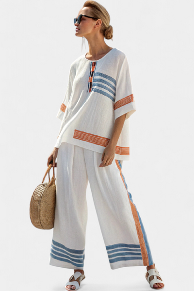 Ensemble ethnique Daisy en blanc avec des détails rayés en bleu et orange – style unique et vibrant