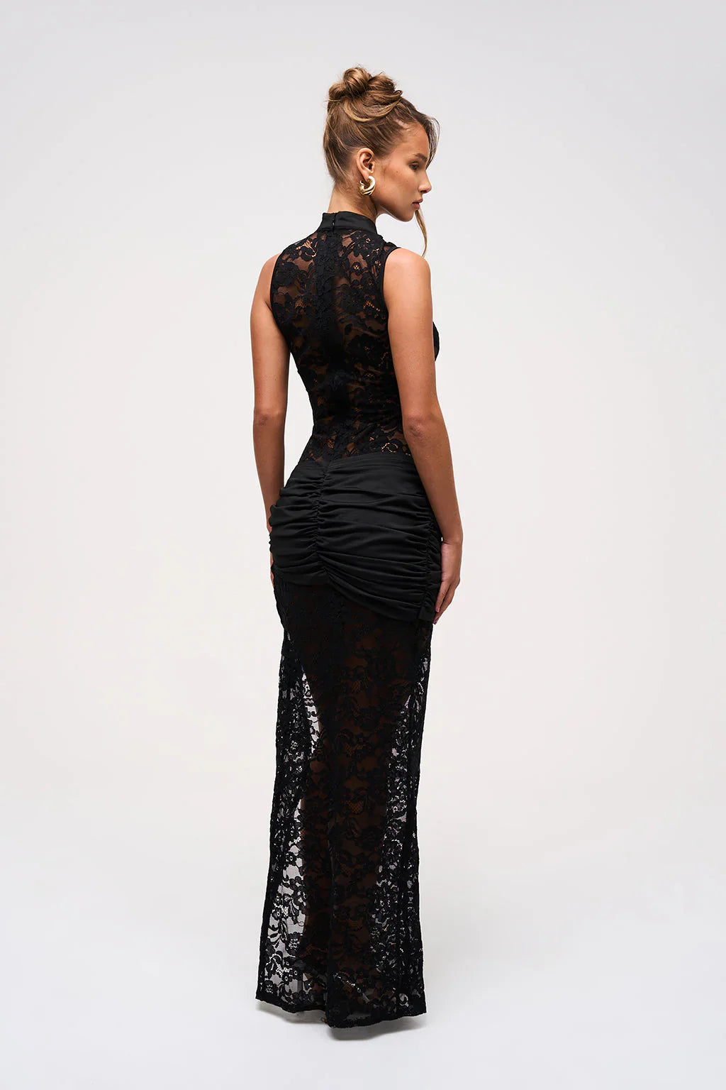 SARA™ | ROBE LONGUE EN LACE AVEC DÉCOLLETÉ EN GOUTTE